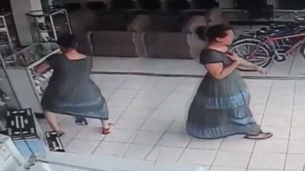 Una mujer roba un plasma y lo esconde bajo su pollera en cuestión de segundos