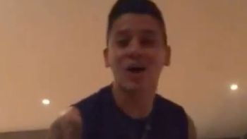 polemico: rojo grito el tercero del pincha con la camiseta del barcelona polemico: rojo grito el tercero del pincha con la camiseta del barcelona