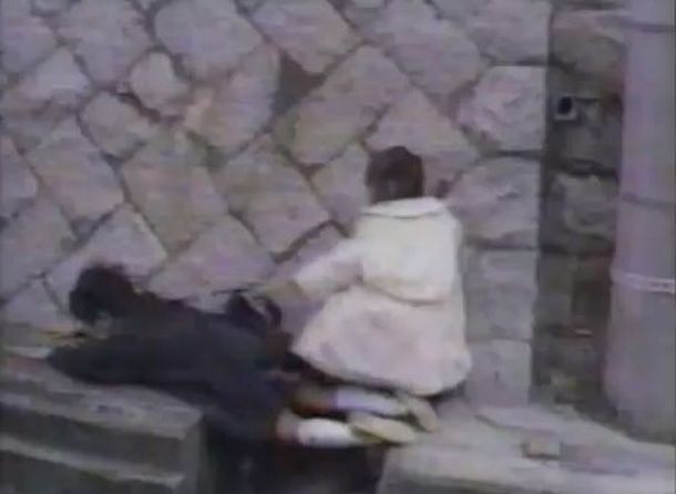 El hermano más bueno del mundo ayuda a su hermana