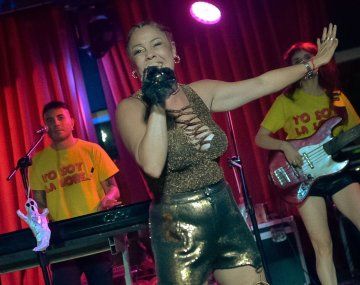 La consigna del show de la hija de la Mona Jiménez contra Milei que generó polémica