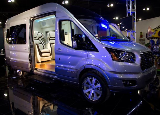Ford presenta la Transit Skyliner, un avión con ruedas