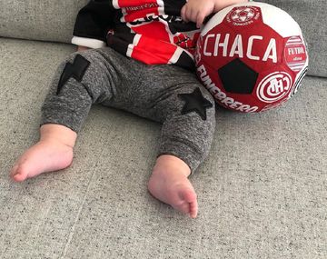 Mirko Wiebe con camiseta y pelota de Chacarita Juniors