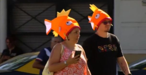 Insólito momento en Vélez vs River: hinchas llegaron con gorros de pescado