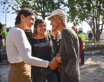 Mayra Mendoza recorrió la pavimentación de la avenida San Martín