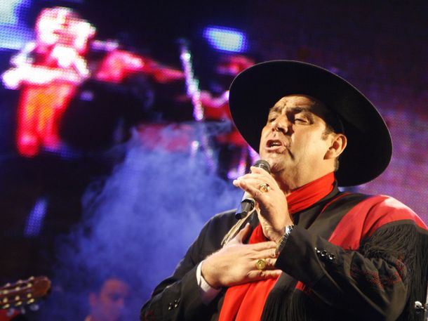 Escándalo con el Chaqueño Palavecino: una mujer lo increpó en plena conferencia