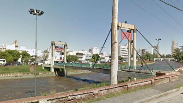 Un hombre se tiró al río para evitar un robo y fue rescatado por la policía