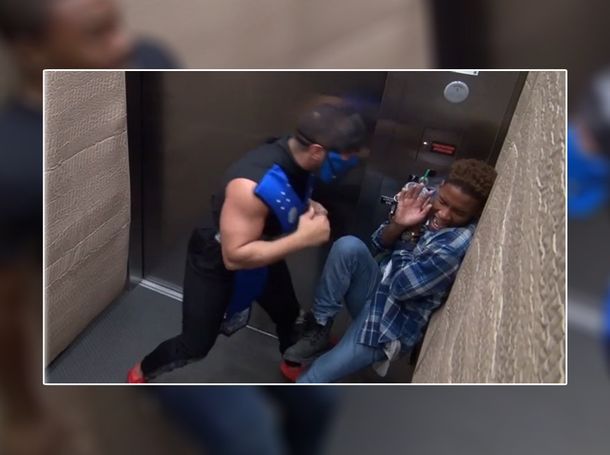 Fatality: Un personaje de Mortal Kombat asalta a personas en un ascensor