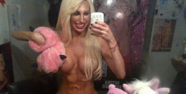 Vicky Xipolitakis juega al Candy Crush sin ropa y enloquece Twitter