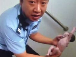 Milagroso rescate de una beba tirada en un baño