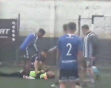 Un jugador le pegó una patada en la cabeza a un árbitro de fútbol amateur