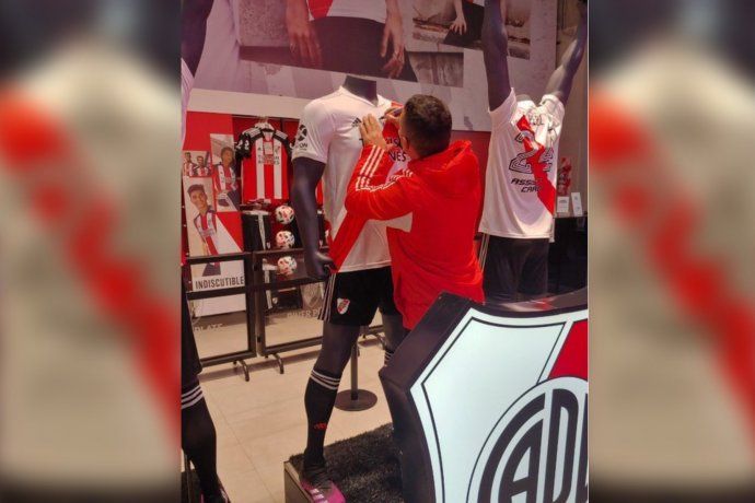 ¡Gracias Enzo Pérez!: los hinchas de River se acercaron a dejarle un mensaje en la camiseta
