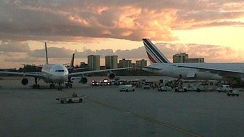 miami: un avion de aerolineas rozo con otro en la pista miami: un avion de aerolineas rozo con otro en la pista