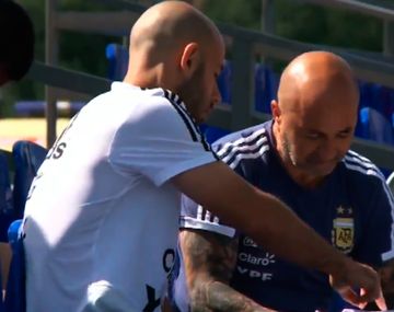 ¿Quién arma el equipo? Las imágenes de Sampaoli y Mascherano de las que todos hablan