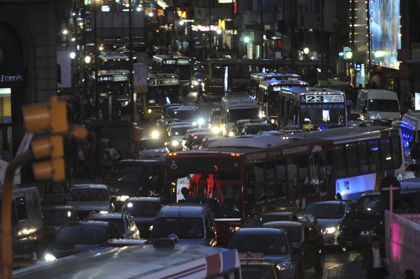 Un corte de estudiantes generó caos de tránsito en el Obelisco