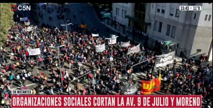 Organizaciones sociales cortan la avenida 9 de Julio y Moreno