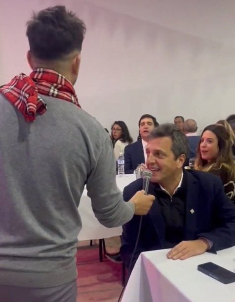 Sergio Massa mostró sus dotes de cantante durante una peña en Catamarca
