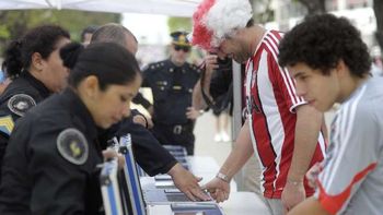 superclasico: hubo control de huella dactilar para los hinchas superclasico: hubo control de huella dactilar para los hinchas