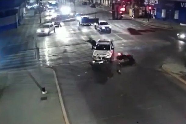 Impactante: un patrullero embistió a un motociclista en La Plata y lo dejó en coma.&nbsp;