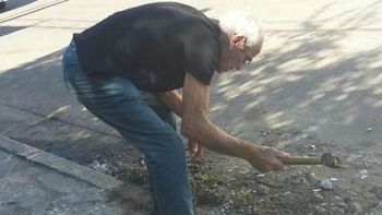 Miguel Caminoti se puso a arreglar la calle de su casa sólo Miguel Caminoti se puso a arreglar la calle de su casa sólo