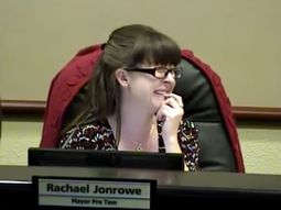 El papelón de un político que fue al baño