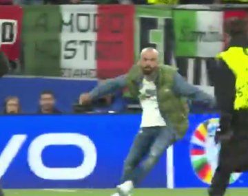 Un hincha ingresó al campo en el partido de Italia y enloqueció al personal de seguridad