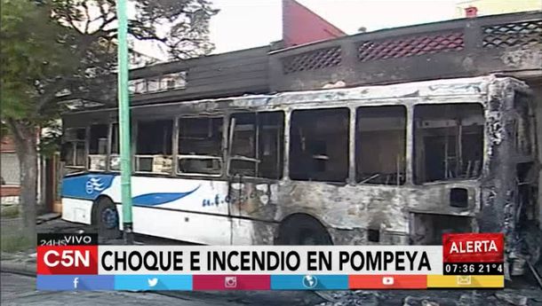 Un colectivo se incendió en Pompeya tras chocar con un auto: hay seis heridos