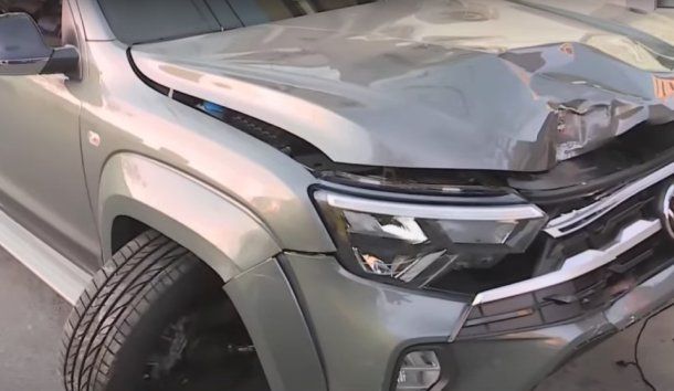 Una camioneta chocó un auto estacionado en Villa Crespo y dos personas quedaron heridas