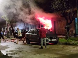 explosion e incendio en lanus: un auto estallo y un hombre esta al borde de la muerte explosion e incendio en lanus: un auto estallo y un hombre esta al borde de la muerte