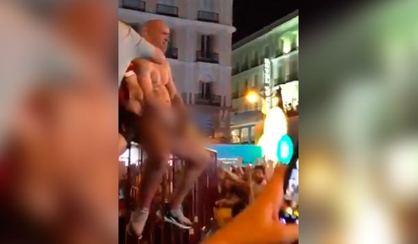 Un hincha del Liverpool se masturbó en la Puerta del Sol de Madrid y quiso abusar de una turista