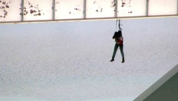 VIDEO: Dramático rescate de un obrero que quedó colgado en un puente