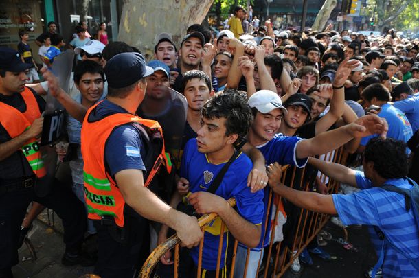 Locura por el Superclásico de verano: seis cuadras de cola por una entrada