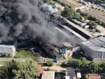 Incendio en Francisco Álvarez: vecinos siguen sin poder volver a sus casas y hay temor por nuevas explosiones