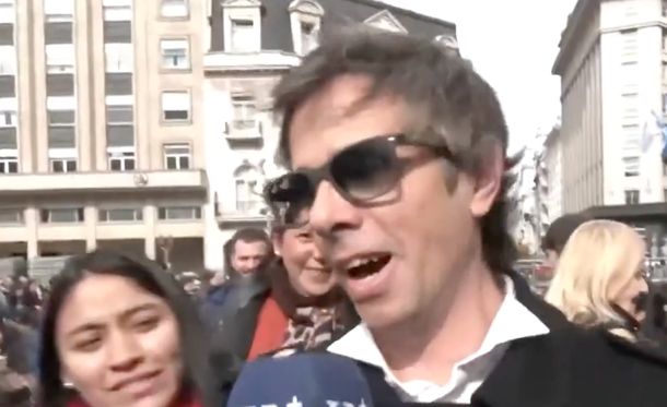 Como la de tu hija: Robertito Funes Ugarte se brotó en vivo porque le dijeron rosca floja