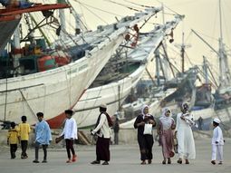 al menos 12 muertos y 6 desaparecidos a raiz de un naufragio en indonesia al menos 12 muertos y 6 desaparecidos a raiz de un naufragio en indonesia