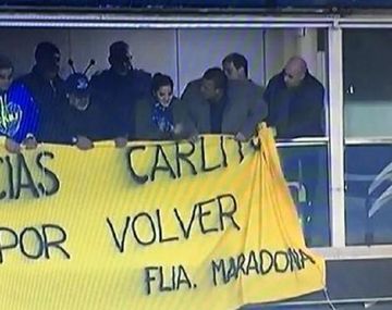 Maradona le regaló una bandera a Tevez y habló sobre Messi y Riquelme