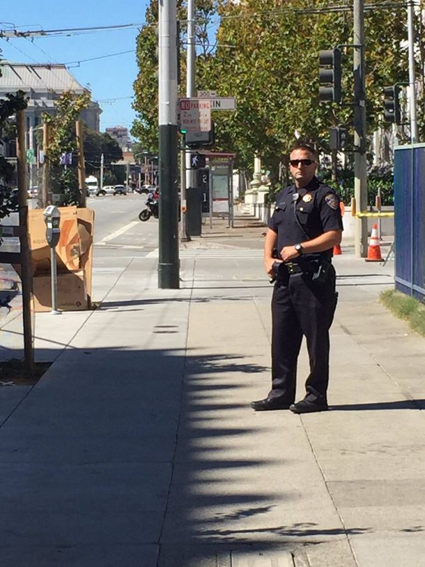 Se atrincheró hombre armado amenazando con disparar en la plaza principal de San Francisco