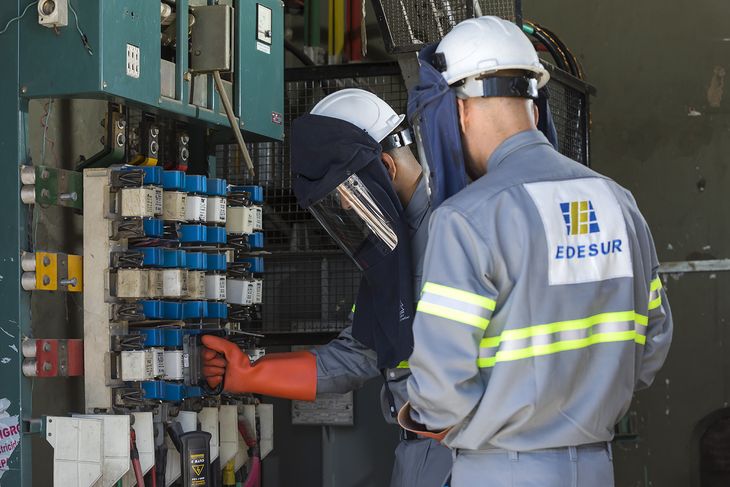 Trabajadores de Edesur, una de las empresas responsables de los cortes de luz.
