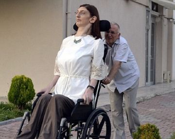 La triste historia de la mujer más alta del mundo