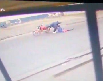 Así abandonó a su cómplice muerto el motochorro que intentó asaltar a un policía en Quilmes