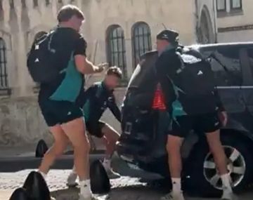 Video: los All Blacks levantaron una camioneta en pleno centro porteño
