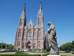Un cura le pegó una patada a una chica en las escalinatas de la Catedral de La Plata Un cura le pegó una patada a una chica en las escalinatas de la Catedral de La Plata