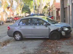 Una enfermera se durmió al volante, chocó contra un auto estacionado y volcó