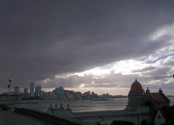 Mar del Plata también: anegamiento de calles y caída de árboles por el #Temporal