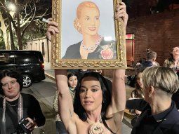 A Milei no le sale ni una bien: Katy Perry llegó a Argentina y se mostró con un cuadro de Evita