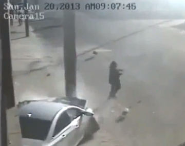 Un hombre se salvó de que lo pise un auto gracias a un poste de luz