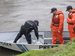 hallan el auto que cayo al riachuelo, pero siguen buscando al conductor hallan el auto que cayo al riachuelo, pero siguen buscando al conductor