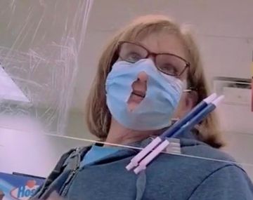 Estados Unidos: una mujer agujere&oacute; su barbijo para respirar mejor y el video fue furor