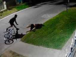 VIDEO: Empujaron a una chica de la bicicleta para robarle