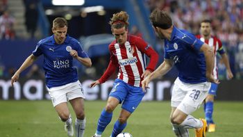 El francés Griezmann, ante dos defensores del Leicester El francés Griezmann, ante dos defensores del Leicester