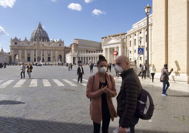 Turistas pasean por Roma con máscaras por la epidemia de coronavirus